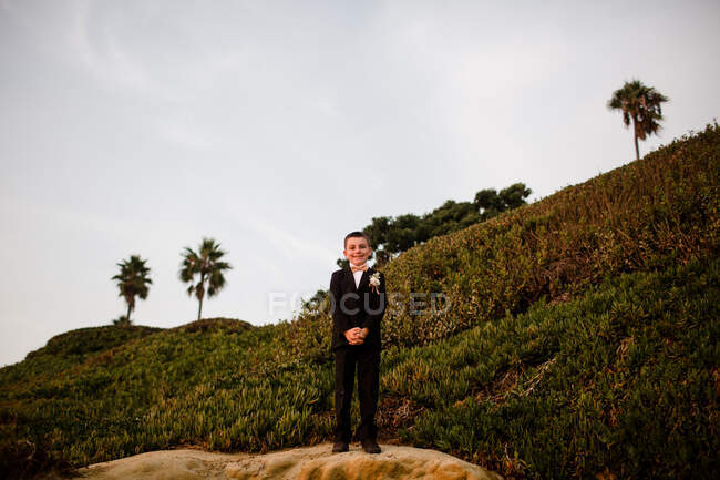 Menino de nove anos em Tux na praia em San Diego — Fotografia de Stock