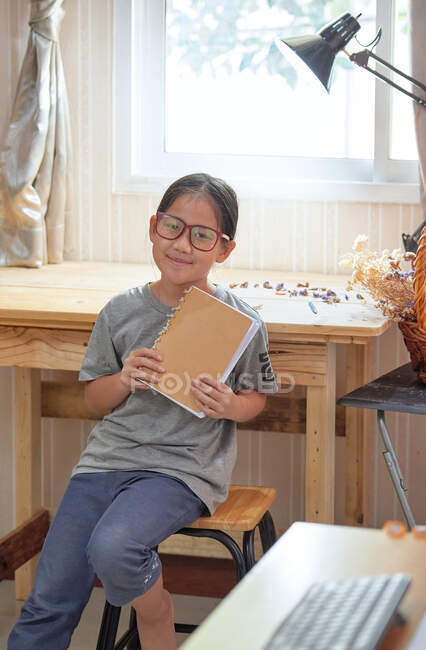 Uma menina mostrando seu livro de mão favorito — Fotografia de Stock