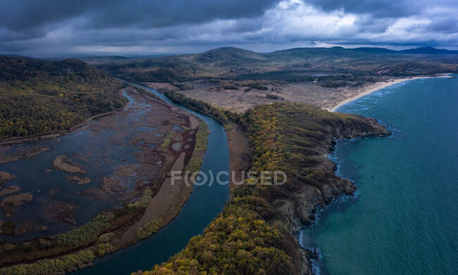 Drone aereo vista sul mare sullo sfondo della natura — Foto stock