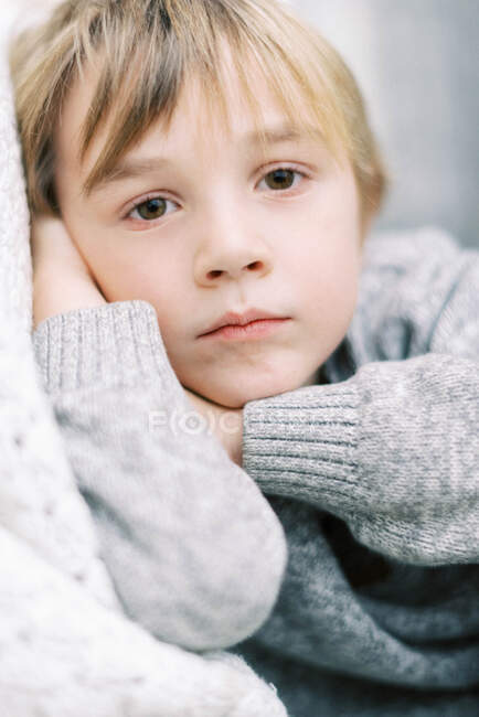 Retrato de un niño rubio con expresión neutra - foto de stock