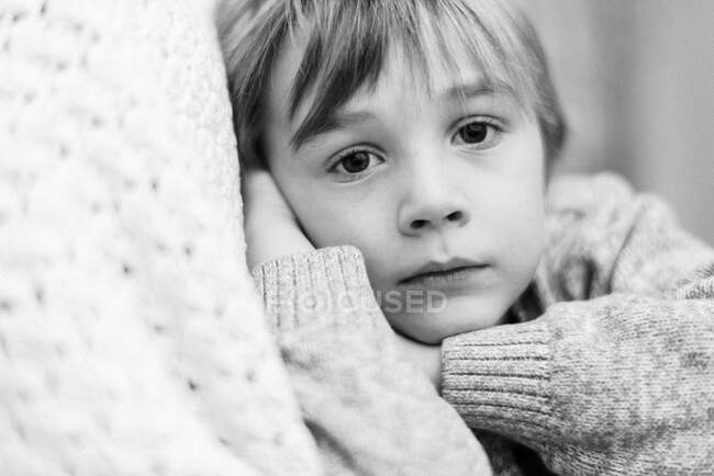 Retrato de um menino com uma expressão neutra — Fotografia de Stock