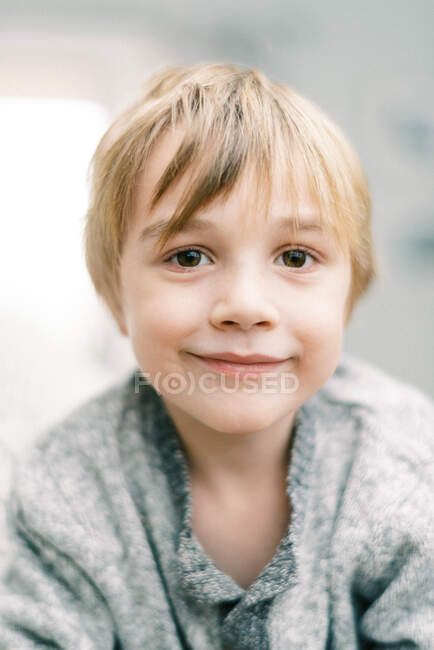 Portrait d'un petit garçon blond à l'expression neutre — Photo de stock