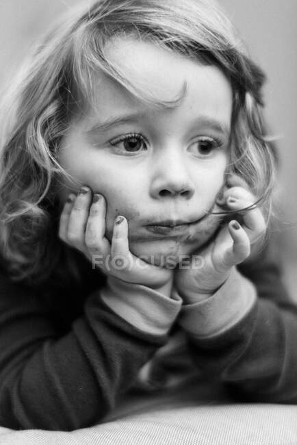 Petite fille tout-petit avec une bouche enduite de chocolat — Photo de stock
