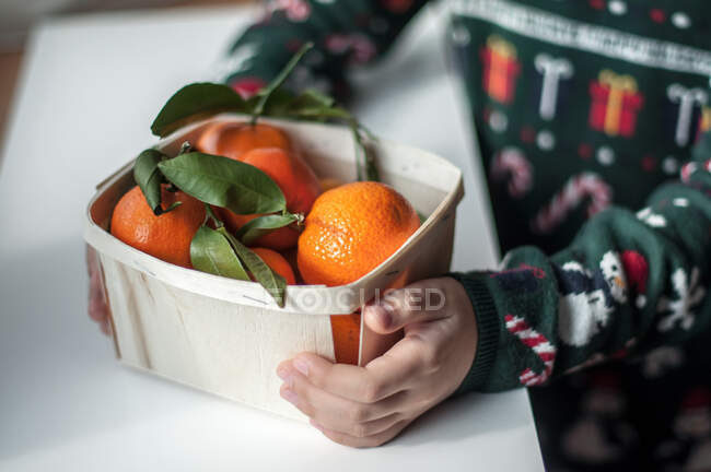 Femme tenant une boîte cadeau avec des fruits frais — Photo de stock