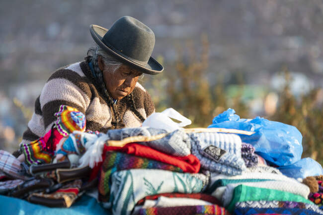 Senior venditore femminile, Cusco, Perù — Foto stock