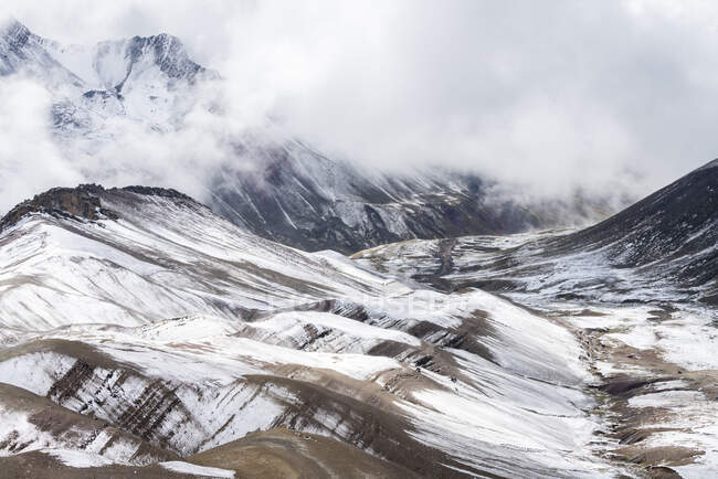 Vallée au milieu des hautes Andes sur le sentier Rainbow Mountain (Vinicunca), Pitumarca, Pérou — Photo de stock