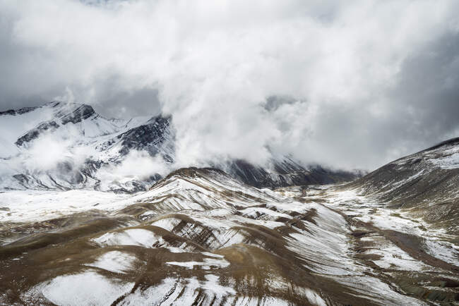 Долина среди высоких гор Анд на тропе Радужная гора (Виникунка), Питумарка, Перу — стоковое фото