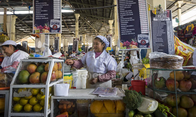 Venditori femminili di succhi di frutta al mercato di San Pedro, Cusco, Perù — Foto stock