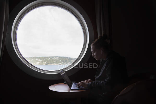 Молодий керівник інтенсивно працює на своєму ноутбуці на кораблі — стокове фото