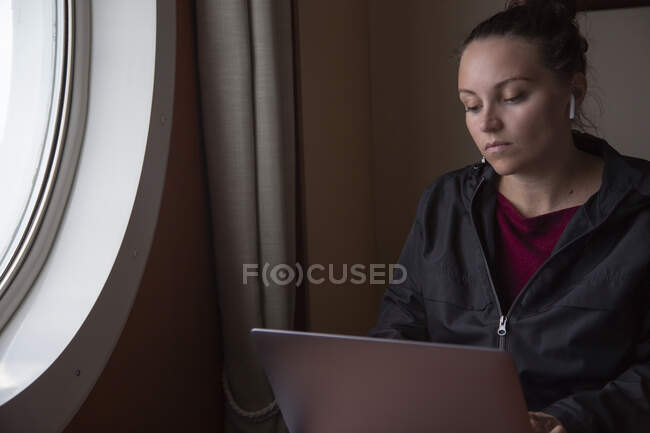 Uma jovem mulher trabalhando remotamente — Fotografia de Stock