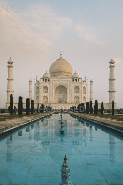 Taj Mahal riflessione all'alba visto da Char Bagh piscina, Agra, India — Foto stock