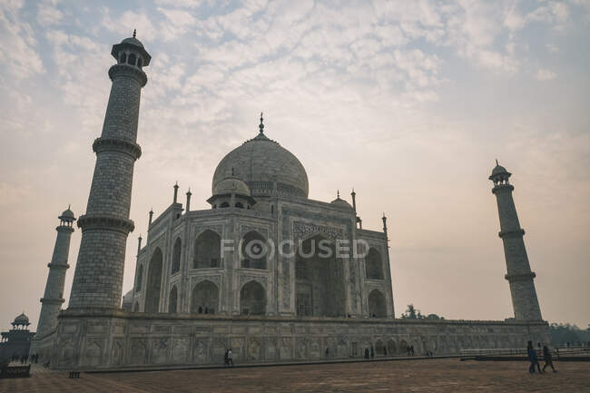 Taj Mahal west face against cloudy sky during sunrise time, Agra, India — Stock Photo