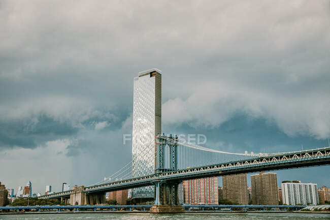 Skyline de la ville de New York avec gratte-ciel et pont — Photo de stock