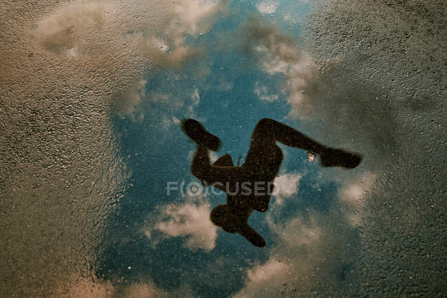 Reflection in water of female athlete running. — Stock Photo
