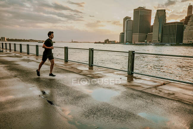 Молодий азіатський чоловік біжить в місті — стокове фото