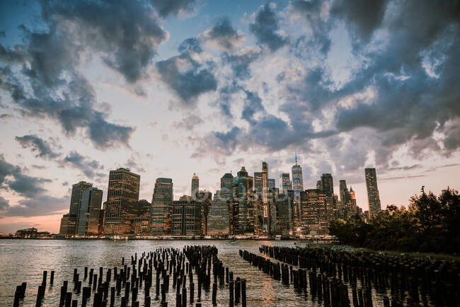 Ciudad de Nueva York skyline durante el atardecer con nubes de tormenta - foto de stock