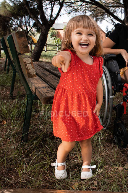 Little girl smiling at the camera in a park. Childhood concept — Stock Photo