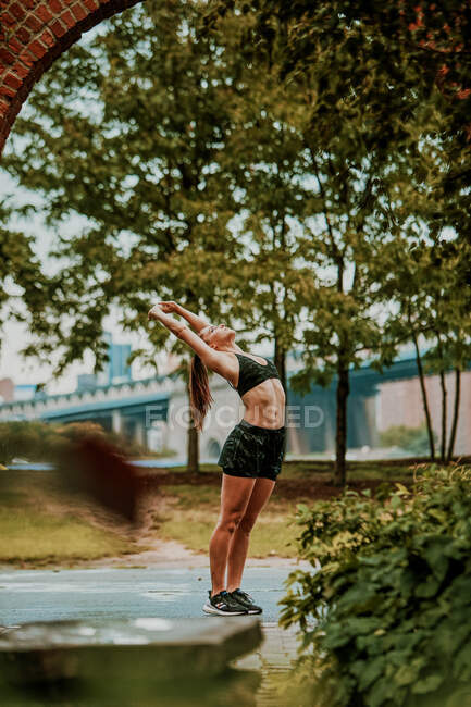 Jeune femme faisant de l'exercice extérieur dans le parc — Photo de stock