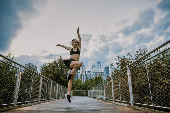 Joven bailarina ejercitándose en la ciudad - foto de stock