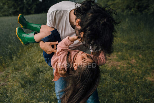 Отец играет с дочерью на открытом воздухе — стоковое фото