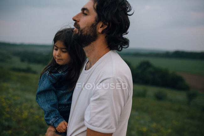 Father carrying child outdoors on hike — Stock Photo