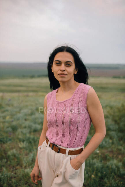 Portrait de femme debout dans le champ — Photo de stock