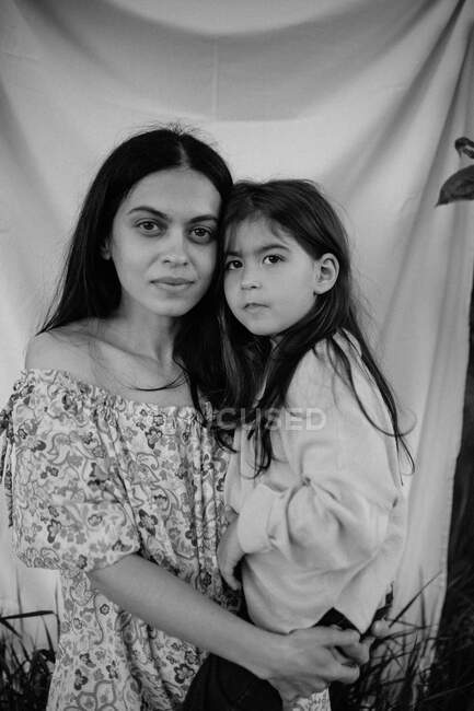 Retrato de madre e hija - foto de stock