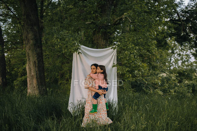 Portrait of mother and daughter outdoors — Stock Photo