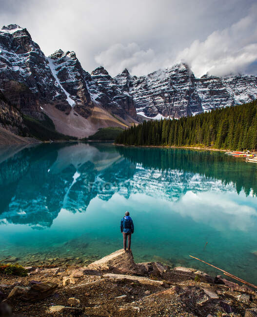 Bellissimo paesaggio e lago con l'uomo sullo sfondo della natura — Foto stock