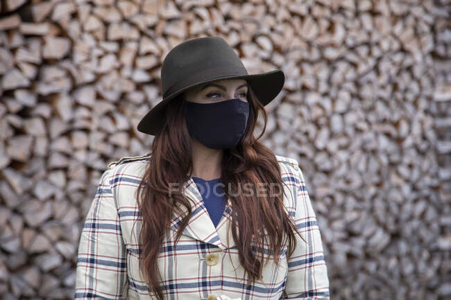Una mujer con una máscara mirando fuera de cámara - foto de stock