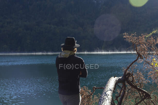 Вилучена людина дивиться на чисте альпійське озеро в Німеччині. — стокове фото