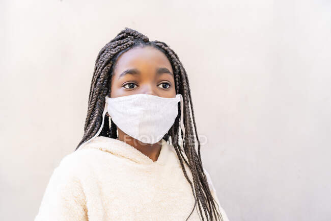 Bela menina africana posando com sua máscara — Fotografia de Stock
