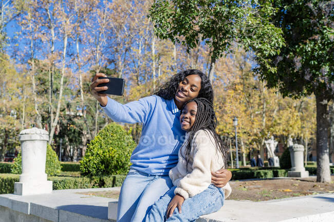 Mère prenant un selfie avec sa petite fille — Photo de stock