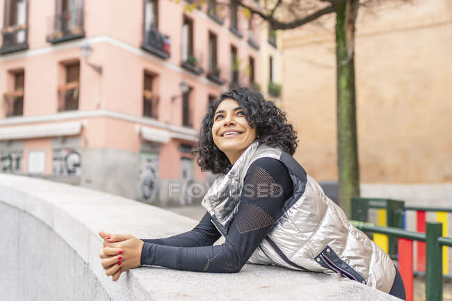 Брюнетка жінка насолоджується містом — стокове фото