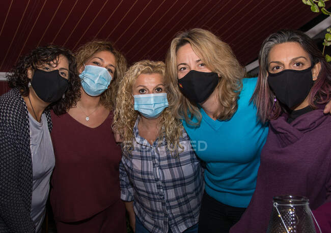 Ritratto Gruppo di giovani amici felici che indossano maschera facciale durante Covid — Foto stock