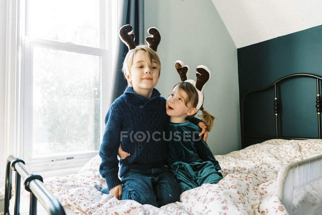 Двоє дітей говорять про Різдво у своїй кімнаті. — стокове фото