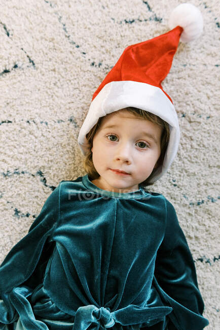Uma menina vestida como um duende de Natal — Fotografia de Stock