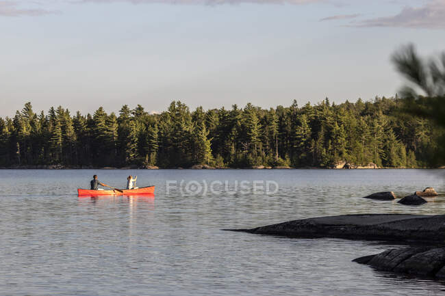 Couple paddle boating on beautiful pond — Foto stock