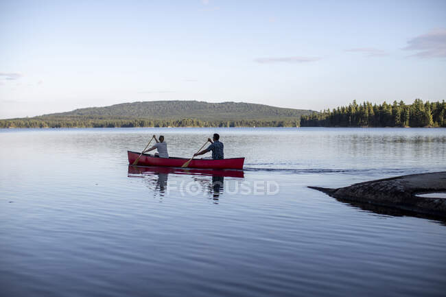 Couple paddle boating on beautiful pond — Foto stock