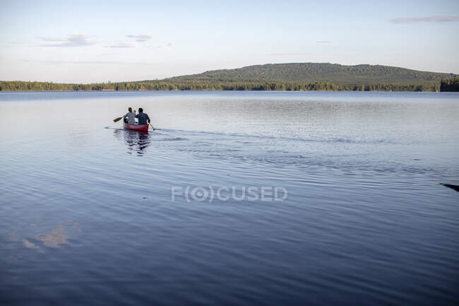 Paar paddelt auf schönem Teich — Stockfoto