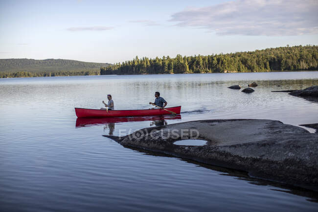 Pareja paddle canotaje en hermoso estanque - foto de stock