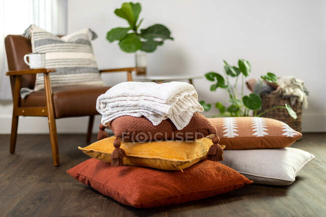 Acogedores textiles de otoño en el suelo - foto de stock