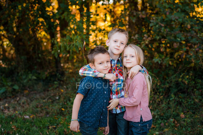 Fratello abbracciare fratelli all'aperto nella natura ritratto di famiglia — Foto stock