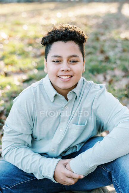 Portrait of a young boy smiling into the camera — Stock Photo