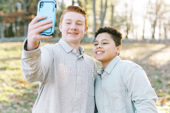 Zwei Freunde über Wald und Herbstlaub im Hintergrund — Stockfoto