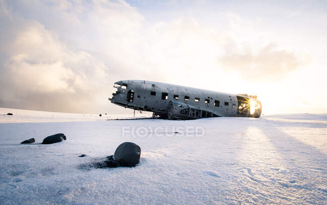 Islandia Solheimasandur DC-13 Choque aéreo durante el amanecer en invierno - foto de stock