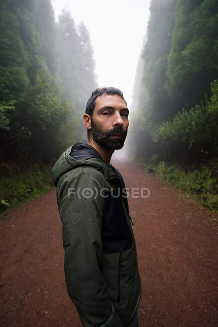Retrato del hombre barbudo en el bosque - foto de stock