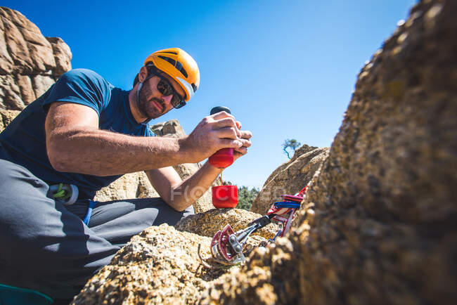 Climber man making espresso with portable espresso maker — Stock Photo