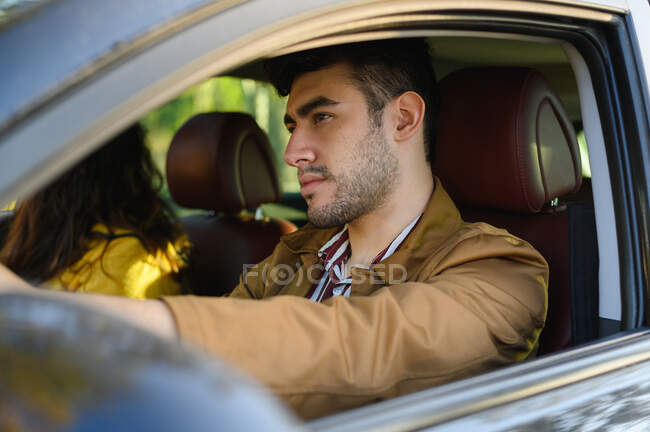 Homem viajando juntos em uma viagem de carro enquanto dirige. Casal de amantes — Fotografia de Stock