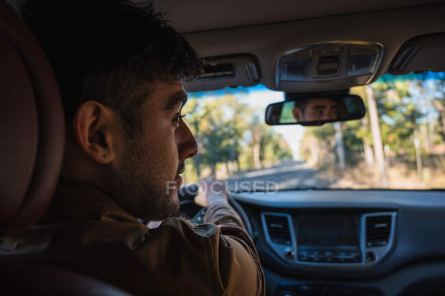 Chica guapa y hombre viajando juntos en un viaje por carretera mientras conducen - foto de stock